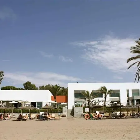 Apartamento Beachfront Development With Tropical Gardens.