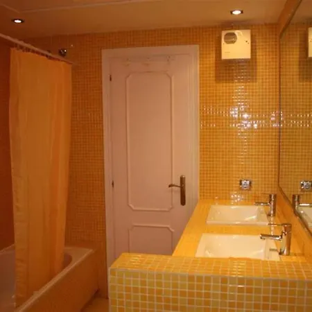 Beachfront Development With Tropical Gardens. Apartamento Marbella