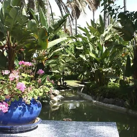 Beachfront Development With Tropical Gardens. Apartamento *